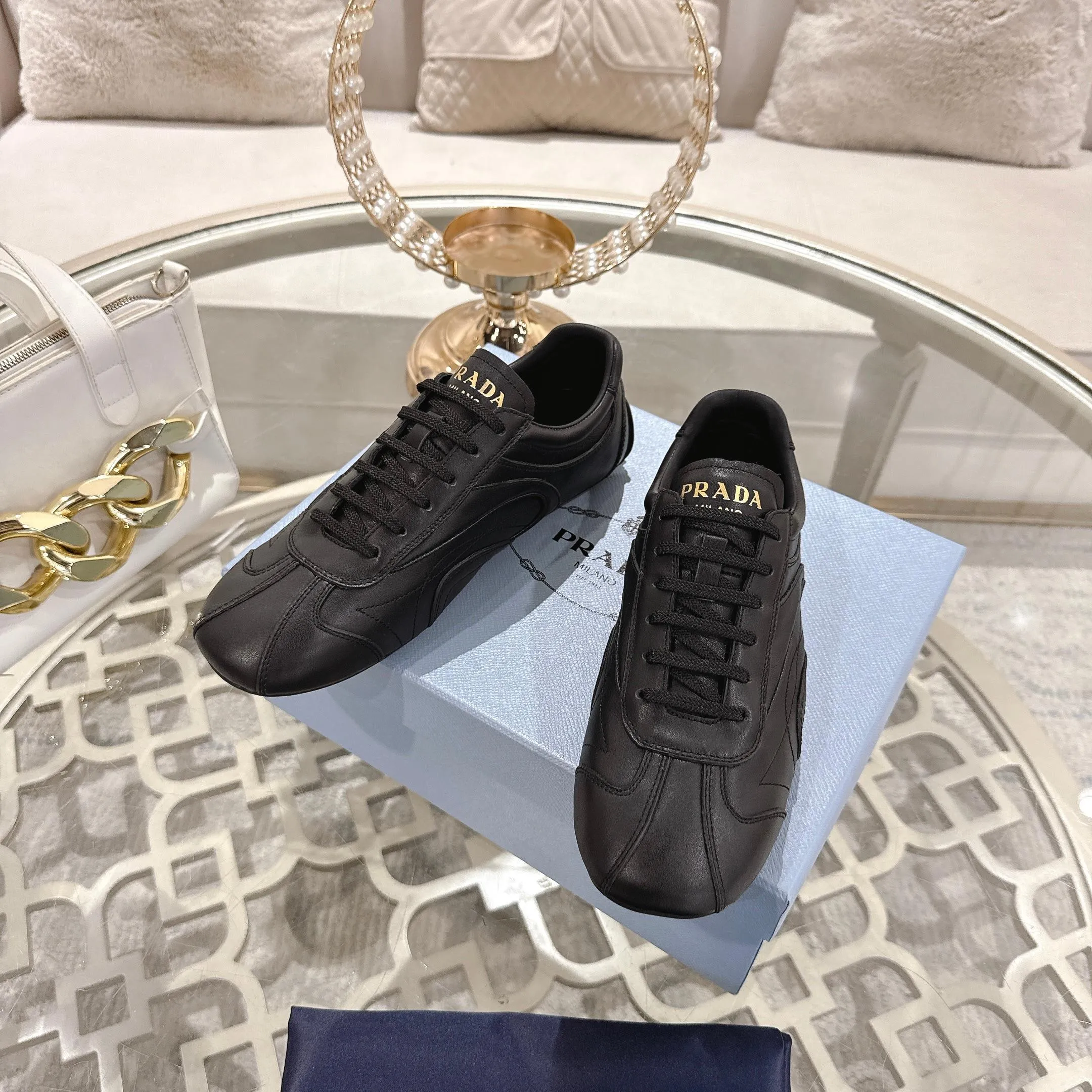 P600. PRADA for couples, casual shoes for couples, originally developed 1:1, made of imported cowhide, silk sheepskin lining, rubber outsole, comfortable and soft on the feet, size for women: 35 to 41. Male 38 to 45,